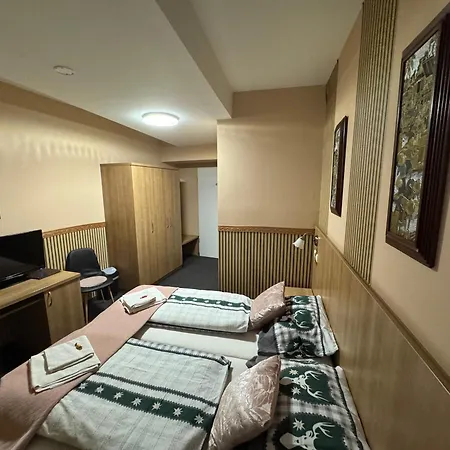 Alojamento de Acomodação e Pequeno-almoço Jázmin Panzió Bőséges Reggelivel Közös Konyhával A Centrumban